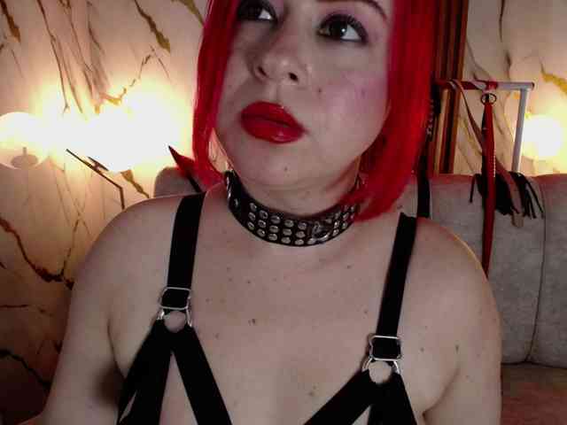 Naty-slavedoll webcam