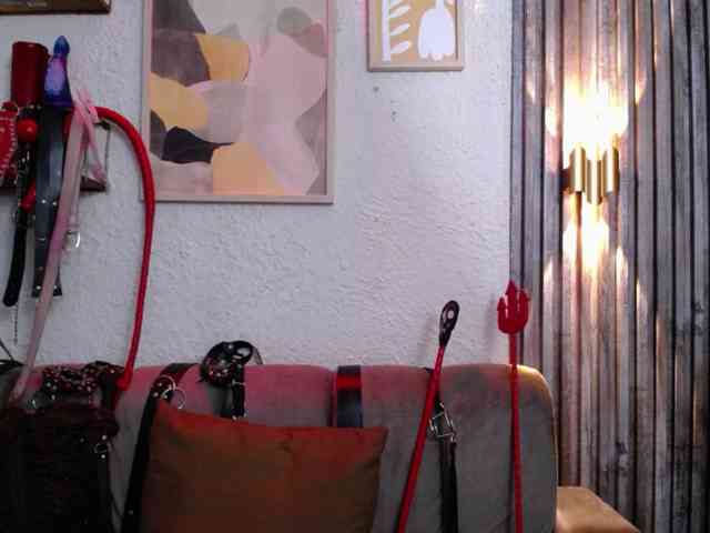 Naty-slavedoll webcam