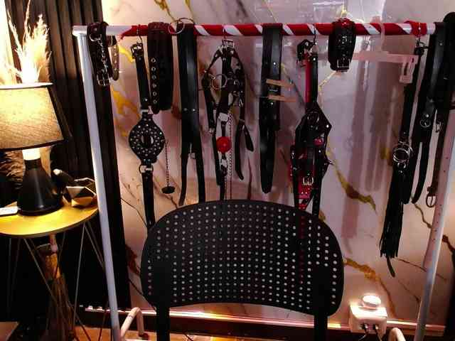 Naty-slavedoll webcam