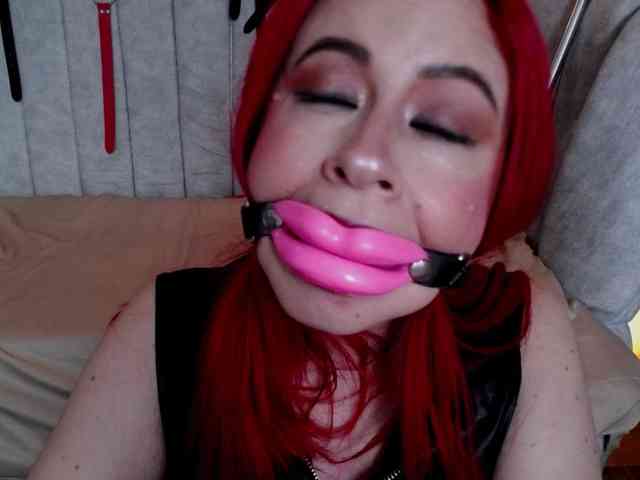Naty-slavedoll webcam