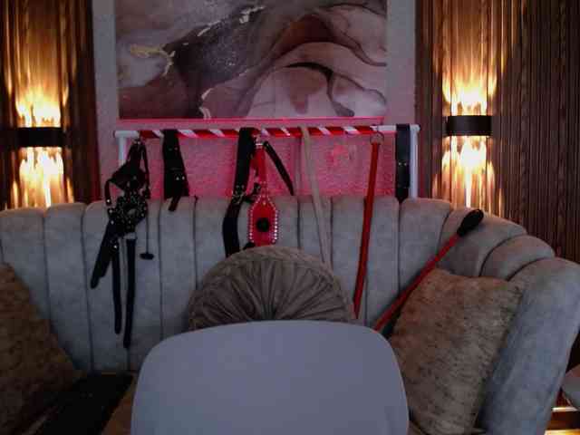 Naty-slavedoll webcam