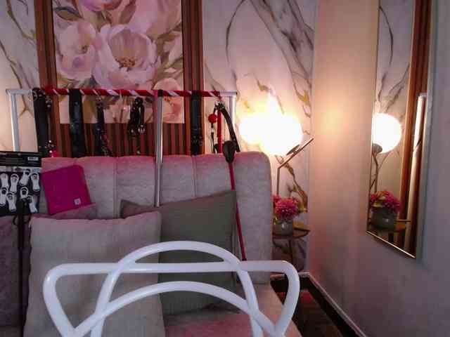 Naty-slavedoll webcam