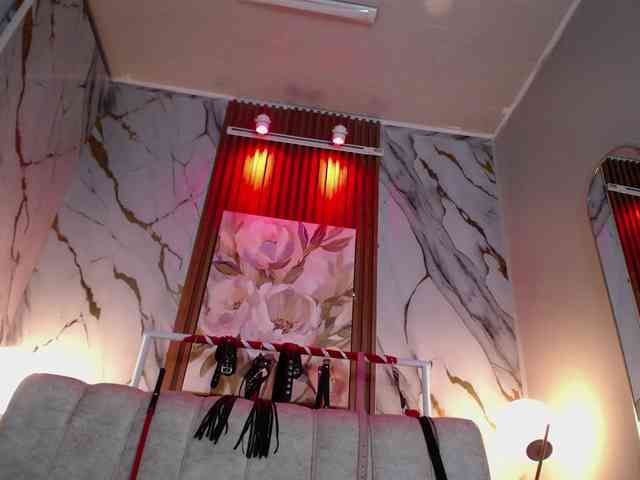 Naty-slavedoll webcam