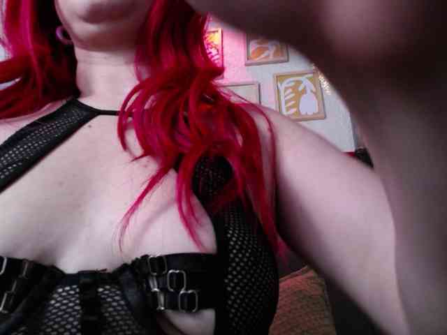 Naty-slavedoll webcam