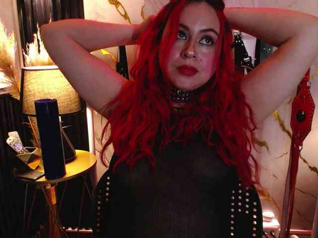 Naty-slavedoll webcam