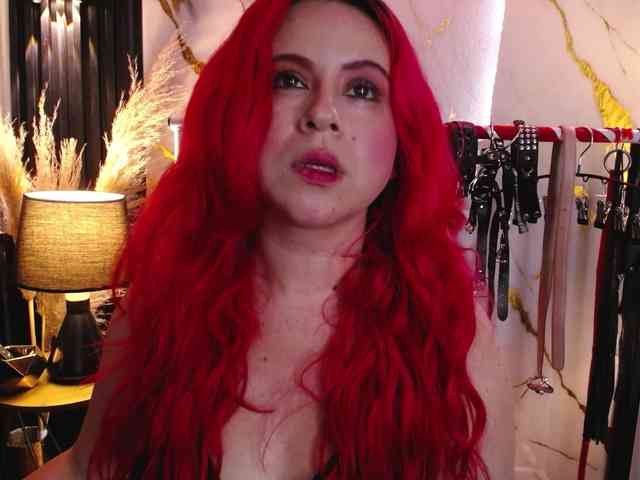 Naty-slavedoll webcam