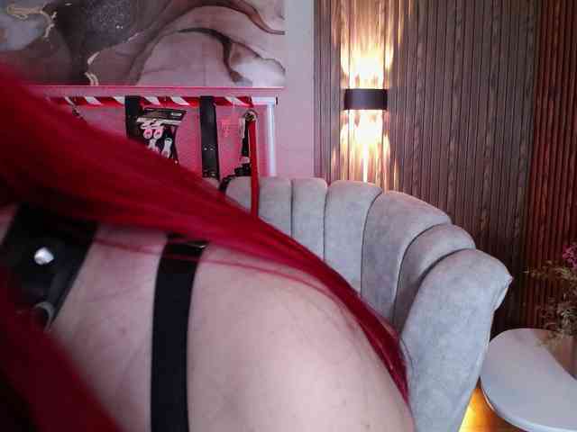 Naty-slavedoll webcam