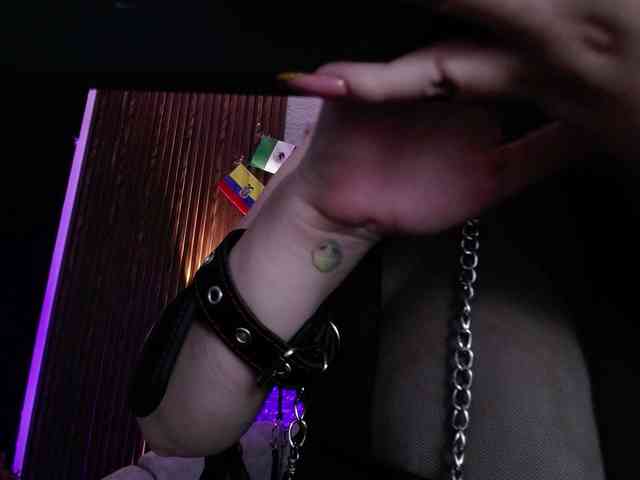 Naty-slavedoll webcam