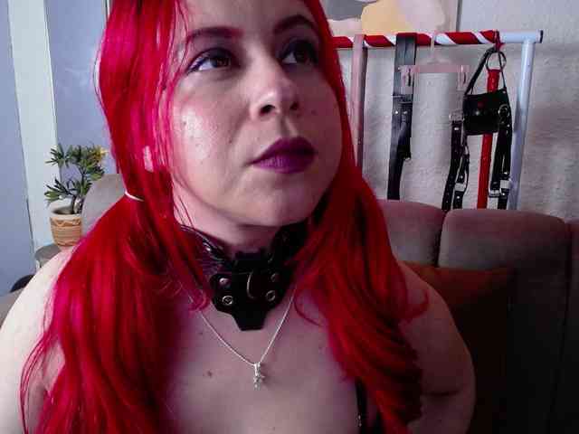 Naty-slavedoll webcam