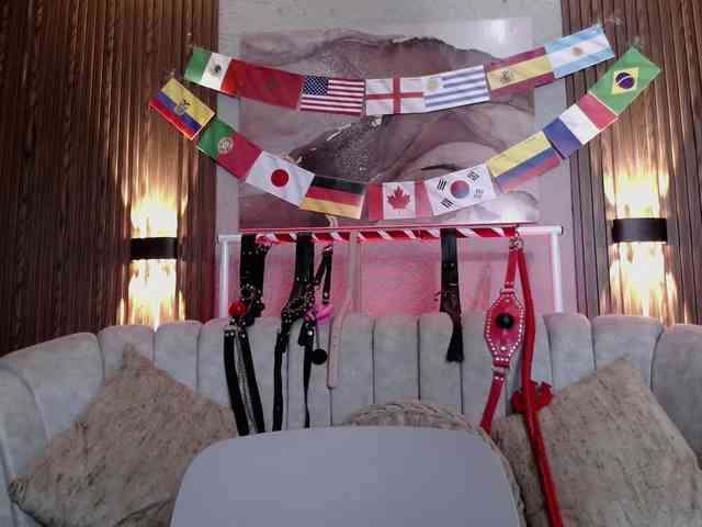 Naty-slavedoll webcam