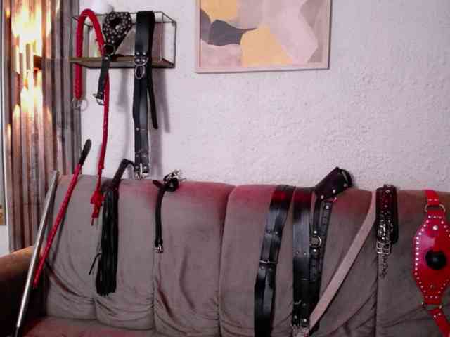Naty-slavedoll webcam