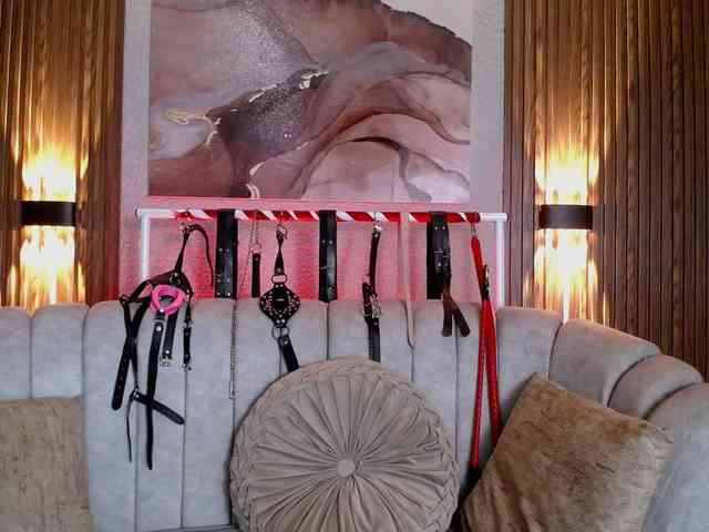 Naty-slavedoll webcam