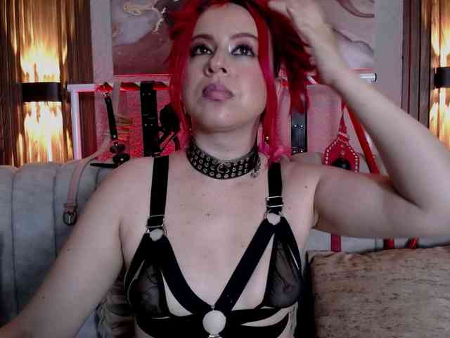 Naty-slavedoll webcam