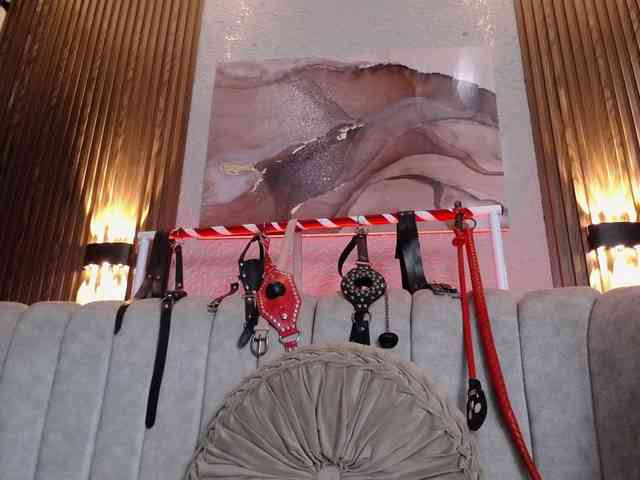 Naty-slavedoll webcam