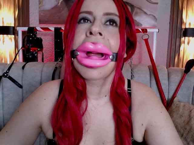 Naty-slavedoll webcam