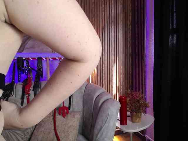 Naty-slavedoll webcam