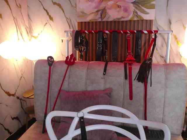 Naty-slavedoll webcam