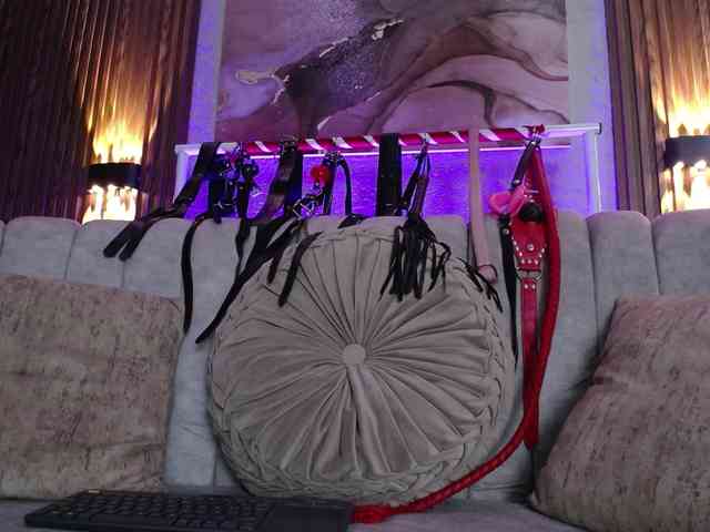 Naty-slavedoll webcam