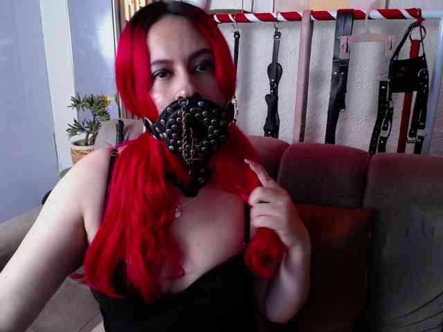 Naty-slavedoll webcam