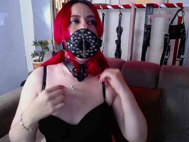 Naty-slavedoll webcam