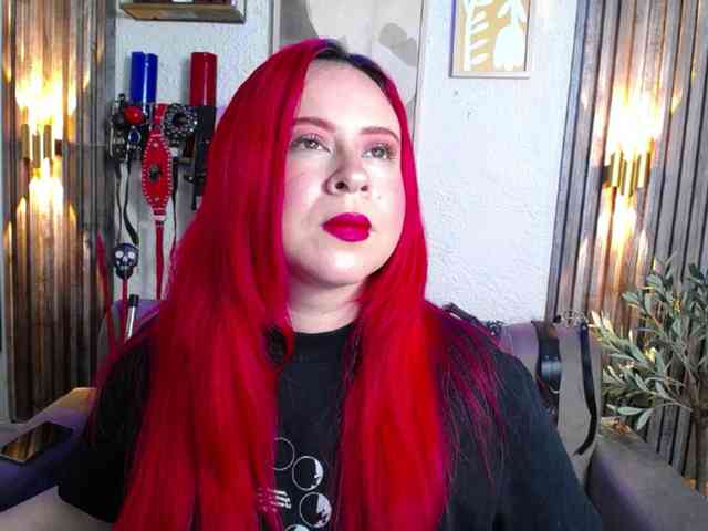 Naty-slavedoll webcam