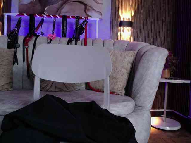 Naty-slavedoll webcam