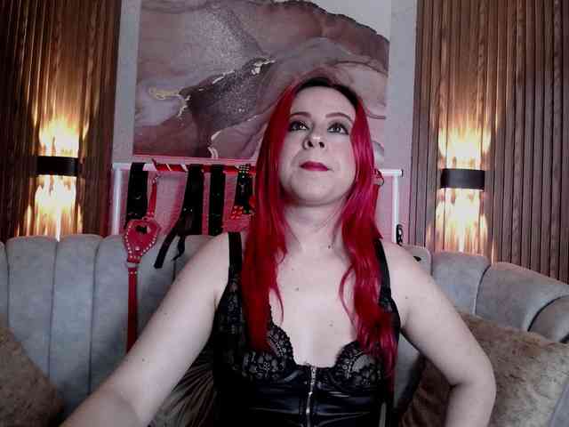 Naty-slavedoll webcam