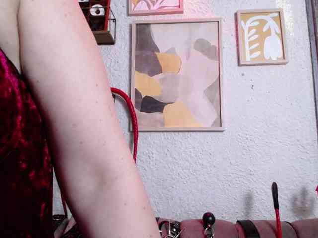 Naty-slavedoll webcam