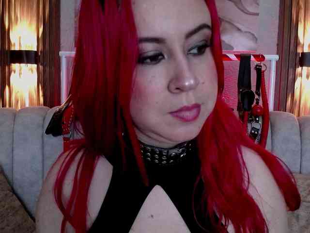Naty-slavedoll webcam