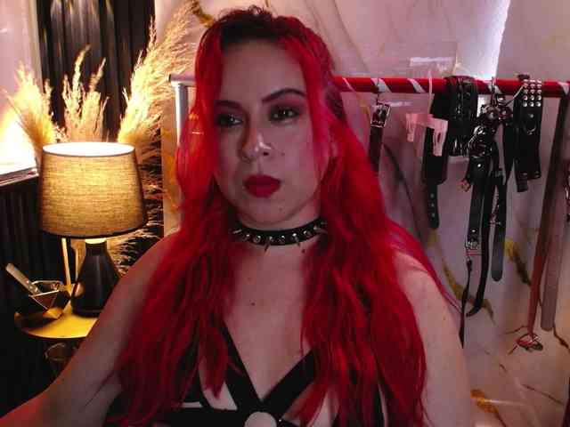 Naty-slavedoll webcam