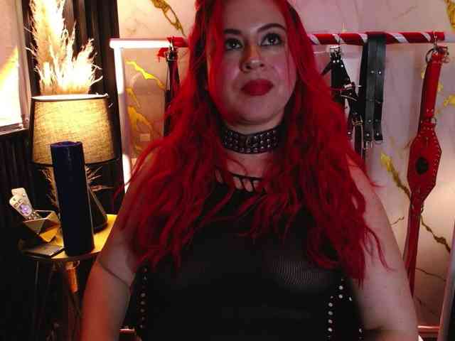 Naty-slavedoll webcam