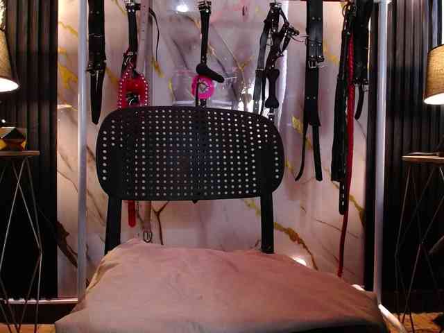Naty-slavedoll webcam