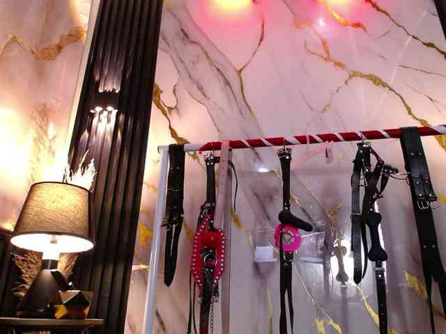 Naty-slavedoll webcam