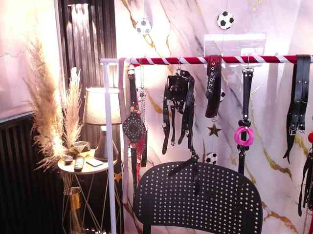 Naty-slavedoll webcam