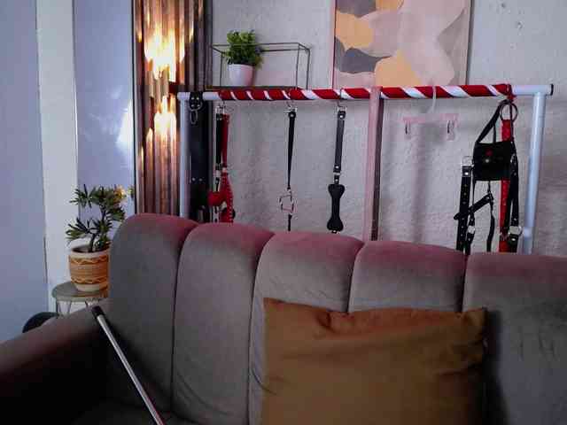 Naty-slavedoll webcam