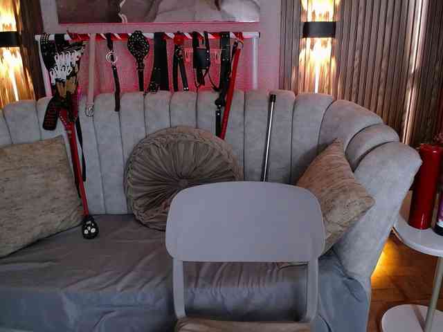Naty-slavedoll webcam