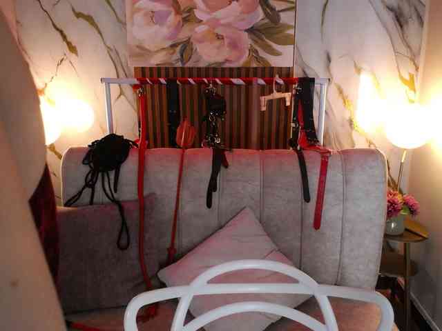 Naty-slavedoll webcam