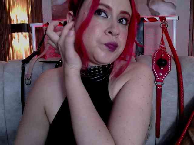 Naty-slavedoll webcam