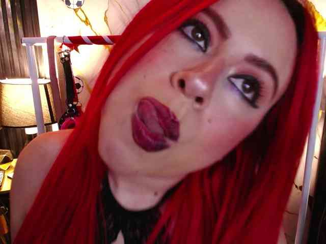 Naty-slavedoll webcam