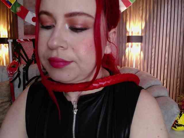 Naty-slavedoll webcam