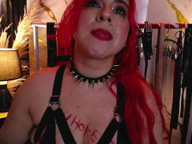 Naty-slavedoll webcam