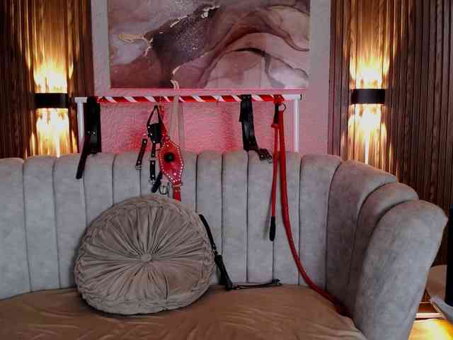 Naty-slavedoll webcam