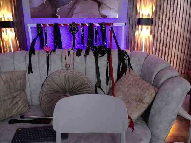 Naty-slavedoll webcam