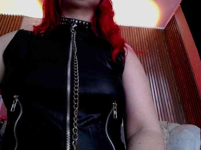 Naty-slavedoll webcam