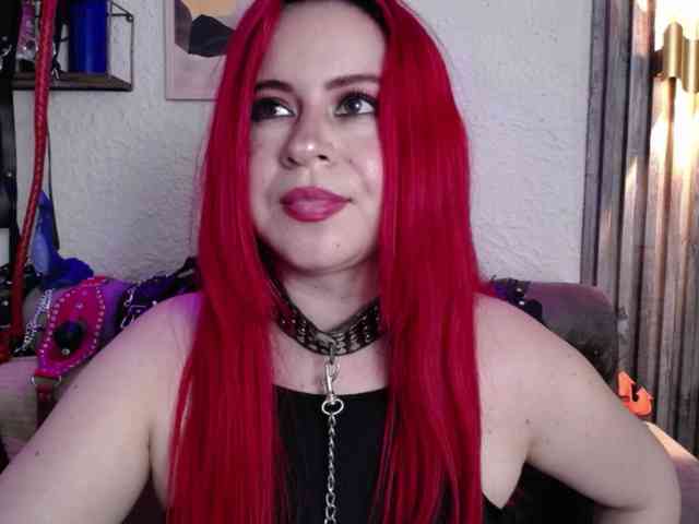 Naty-slavedoll webcam