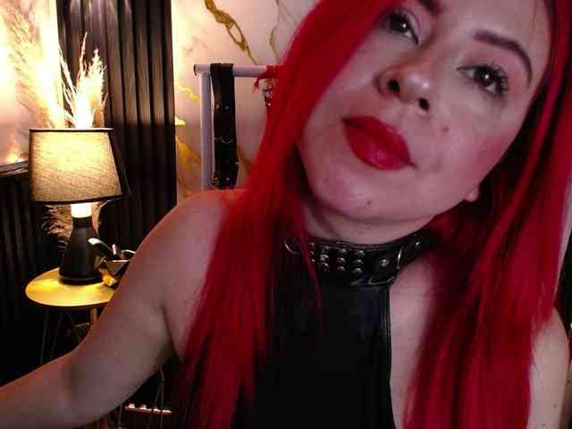 Naty-slavedoll webcam