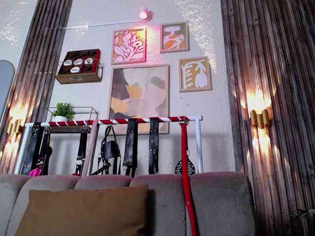 Naty-slavedoll webcam