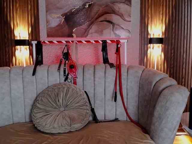 Naty-slavedoll webcam