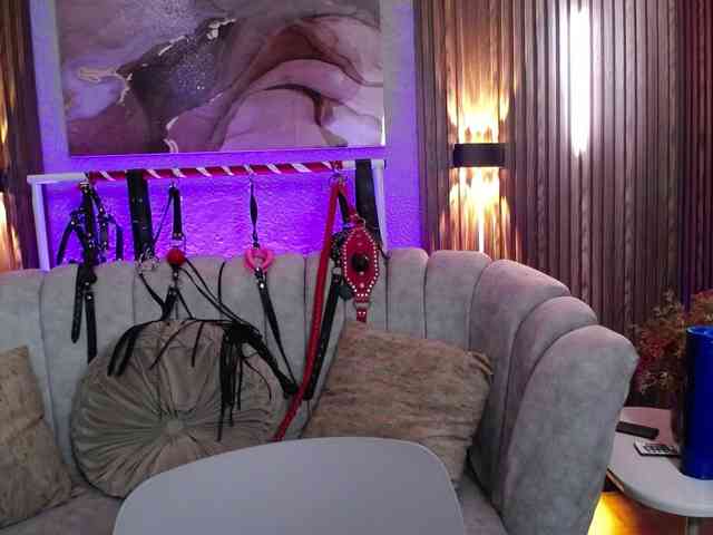 Naty-slavedoll webcam