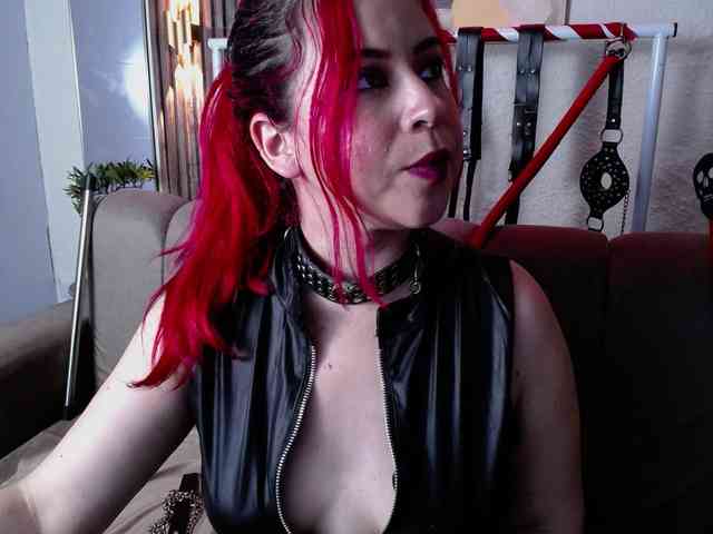 Naty-slavedoll webcam